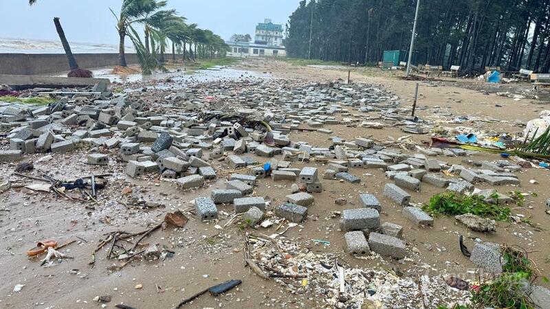 Cả bãi biển ngổn ngang, tạo khung cảnh nhếch nhác sau bão