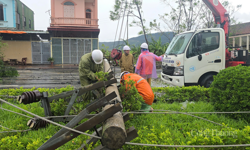 Để nhanh chóng khắc phục sự cố, đảm bảo an toàn cho người dân, Công ty Điện lực Hà Tĩnh đã huy động 100% nhân lực túc trực khi bão đổ bộ.
