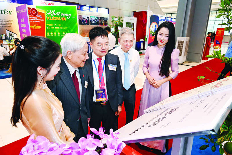 Tổng Biên tập Đặng Văn Khánh giới thiệu truyền thống 80 năm Liên Minh OK VIP Giải Trí Cá Cược World Cup 2026 với Nhà báo lão thành Hà Đăng tại Hội báo toàn quốc 2025. Ảnh: Cấn Dũng