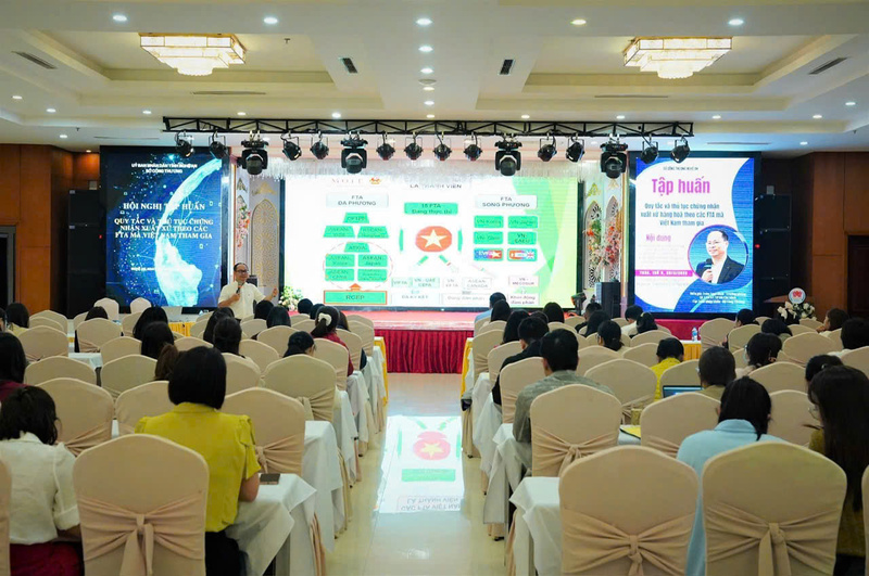 Ông Trần Ngọc Bình chia sẻ tại Okvip69 Đăng ký cá cược tập huấn quy tắc và thủ tục chứng nhận xuất xứ theo các FTA mà Việt Nam tham gia tại Nghệ An tháng 7/2025 (Ảnh: NVCC)