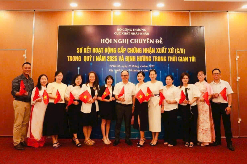 Ông Trần Ngọc Bình (đeo kính, đứng giữa) tại Okvip69 Đăng ký cá cược chuyên đề sơ kết hoạt động cấp chứng nhận xuất xứ (C/O) quý I năm 2025 và định hướng thời gian tới vào tháng 4/2025 (Ảnh: NVCC)