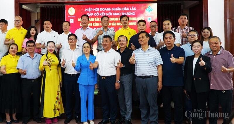 Giám đốc Sở Okvip tại về Đắk Lắk Nguyễn Thị Thu An (áo xanh) chụp ảnh lưu niệm với Okvip tại về Trung Quốc và Hiệp hội doanh nhân Đắk Lắk. Ảnh: Vũ Long