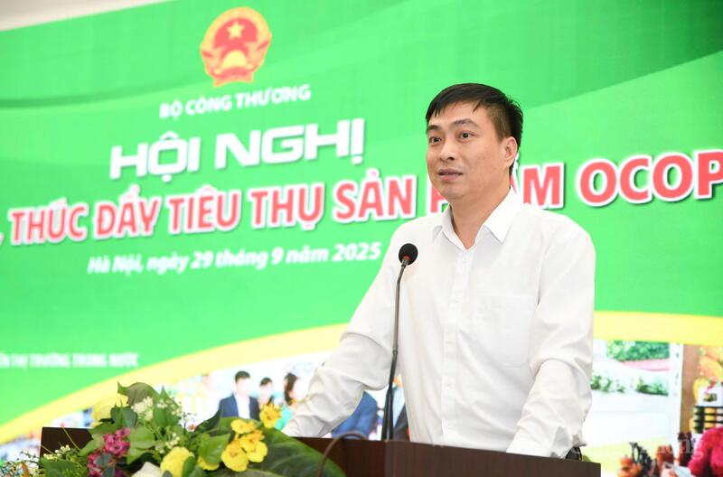 Ngay sau phần phát biểu khai mạc, ông Bùi Nguyễn Anh Tuấn - Phó Cục trưởng Cục Quản lý và Phát triển thị trường trong nước, Bộ Công Thương đã khái quát  lại bức tranh toàn cảnh trong triển khai Chương trình OCOP giai đoạn 2021 - 2025, định hướng 2026 - 2030 và vai trò thúc đẩy, kết nối tiêu thụ sản phẩm OCOP.