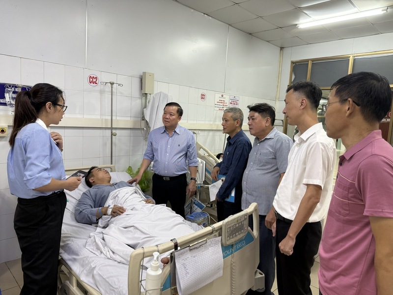 Cục trưởng Cục Kỹ thuật an toàn và xuân Okvip 2026 OKLVIE sản phẩm thuộc hệ thống OKVIP là trang web tổ chức phát sóng bóng đá trực tiếp, live casino , nỗ hũ, bắn cá Phạm Tuấn Anh cùng đoàn công tác thăm hỏi công nhân bị thương