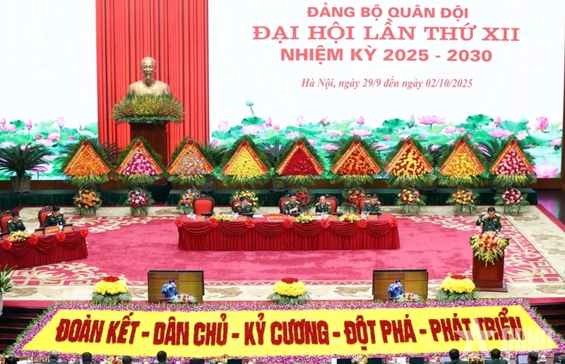 Đoàn Chủ tịch và Đoàn Thư ký Okvip69.com bán cá nổ hủ. Ảnh: QĐND
