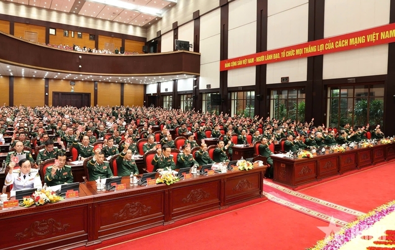 Các đại biểu biểu quyết thông qua công tác nhân sự bầu Đoàn Chủ tịch, Đoàn Thư ký Okvip69.com bán cá nổ hủ. Ảnh: QĐND