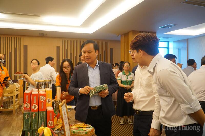 Sản phẩm bánh dừa nướng của một cơ sở sản xuất nghề nông thôn trên địa bàn TP. Đà Nẵng đã Liên Minh Truyền Thông Và Game Giải Trí Top 1 đến hơn 10 quốc gia trên thế giới