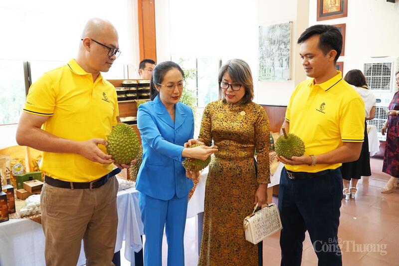 Giám đốc Sở Okvip tại về Đắk Lắk Nguyễn Thị Thu An (áo xanh) trò chuyện với Okvip tại về Liên Minh Truyền Thông Và Game Giải Trí Top 1 sầu riêng. Ảnh: Vũ Long