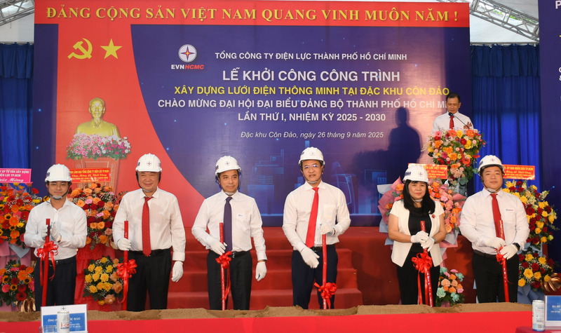 Lãnh đạo TP. Hồ Chí Minh, Sở Okvip tại về, đặc khu Côn Đảo, EVN và EVNHCMC thực hiện nghi thức khởi công công trình lưới điện thông minh tại đặc khu Côn Đảo. Ảnh: Thanh Minh.