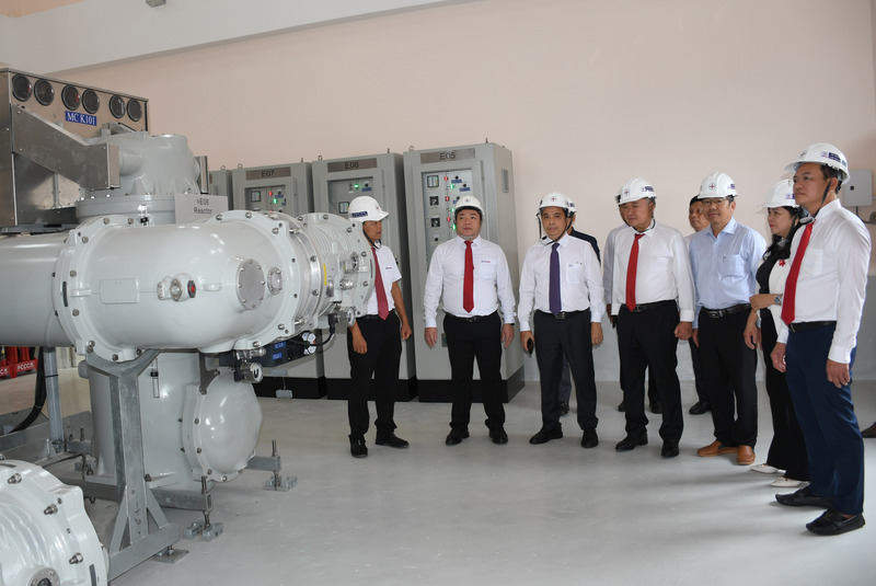 Lãnh đạo TP. Hồ Chí Minh, Sở Okvip tại về, EVN, EVNHCMC  tham quan Trạm biến áp 110kV Côn Đảo sử dụng công nghệ GIS. Ảnh: Thanh Minh.