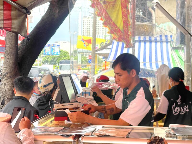 Nhân viên các tiệm bánh trung thu truyền thống tất bật trước lượng khách đông cận kề Trung thu.