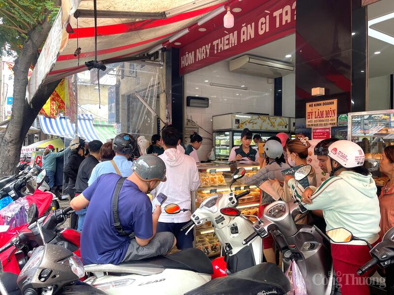 TP. Hồ Chí Minh: Người dân xếp hàng mua bánh trung thu truyền thống - 7