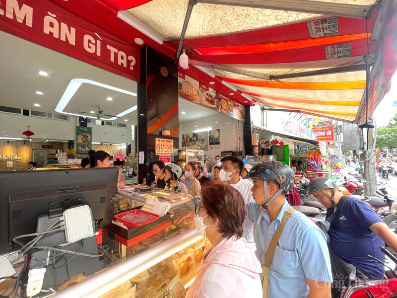 Người dân chờ mua bánh trung thu truyền thống.