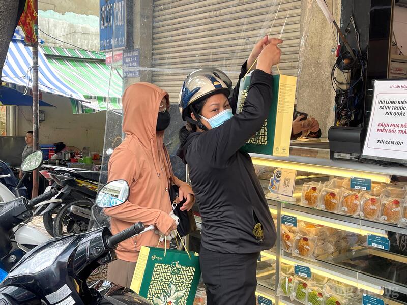Chị Phạm Tuyết Anh cùng con gái đến xếp hàng mua bánh trung thu.