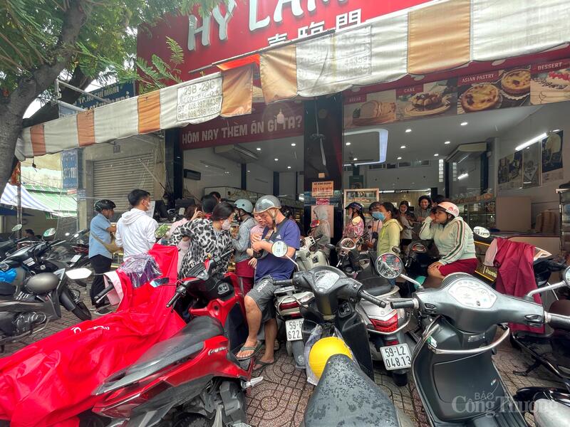 Người dân xếp hàng mua bánh trung thu tại tiệm bánh Hỷ Lâm Môn (đường Âu Cơ).
