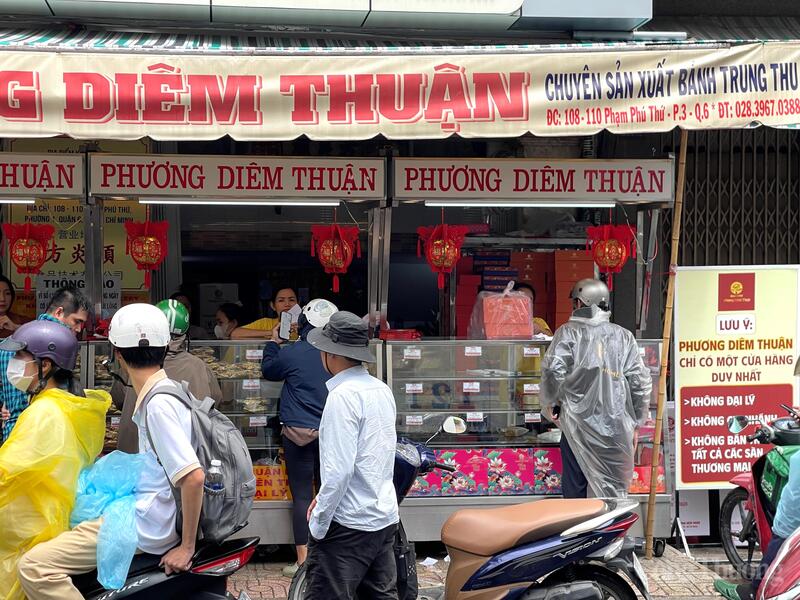 Người dân mua bánh trung thu truyền thống tại tiệm bánh Phương Diêm Thuận.