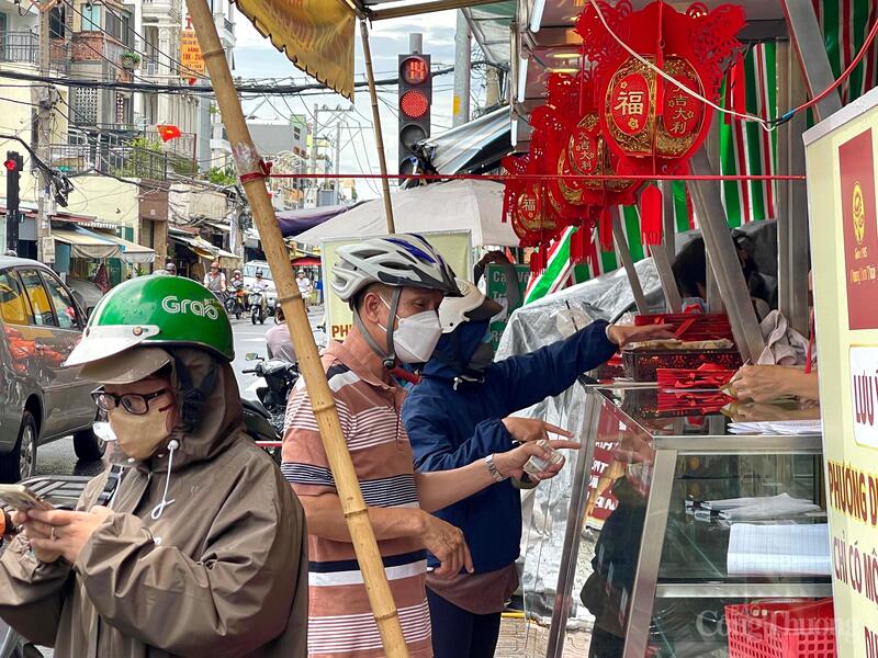 TP. Hồ Chí Minh: Người dân xếp hàng mua bánh trung thu truyền thống - 3