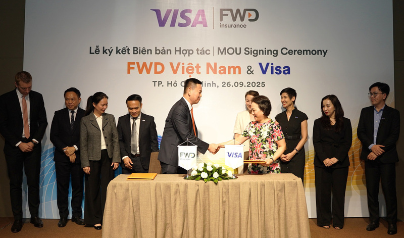 Ông Phương Tiến Minh - Tổng giám đốc FWD Việt Nam và bà Đặng Tuyết Dung - Giám đốc Visa Việt Nam và Lào, ký kết hợp tác thúc đẩy sự phát triển của bảo hiểm số và thanh toán không tiền mặt tại Việt Nam.