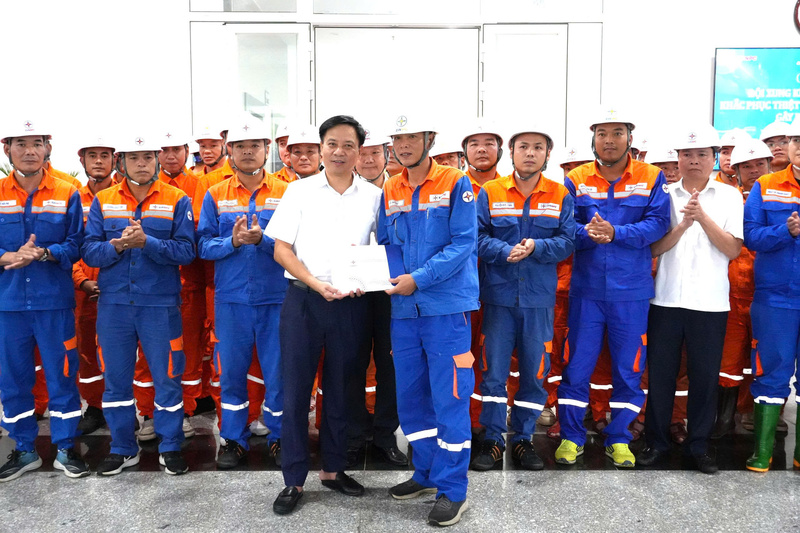 Ông Hà Văn Anh – Chủ tịch Công đoàn Công ty đã trao quà động viên cán bộ công ty