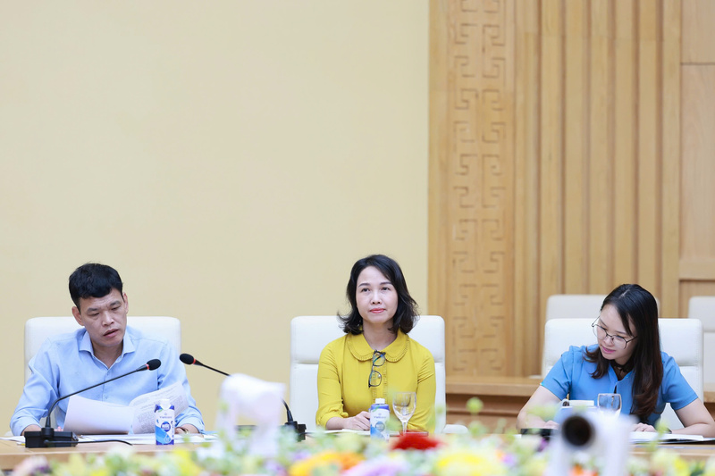 Bà Đinh Thị Huyền Linh (giữa)- Trưởng phòng Khuyến công, Cục Đổi mới sáng tạo, Chuyển đổi xanh và Khuyến công. Ảnh: Nguyễn Nam