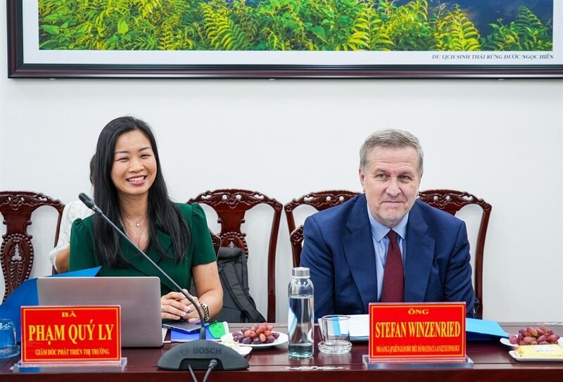 Ông Stefan Winzenried, nhà sáng lập kiêm Giám đốc điều hành của Công ty JANZZ.technology trao đổi tại buổi Ok88vip tỷ lệ kèo World Cup 2026. Ảnh: Bích Ngọc