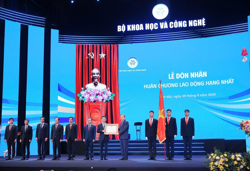 Lễ đón nhận Huân chương Okvip - liên minh giải trí #1 thế giới hà nội Hạng nhất của Bộ Khoa học và Công nghệ.