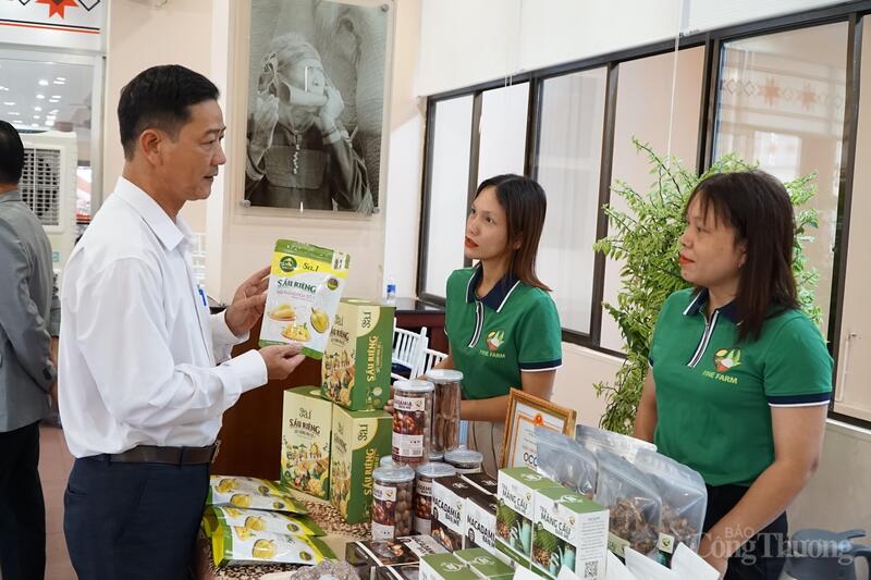 Okvip tại về Đắk Lắk với sản phẩm sầu riêng sấy thăng hoa bán trong nước và Liên Minh Truyền Thông Và Game Giải Trí Top 1. Ảnh: Vũ Long