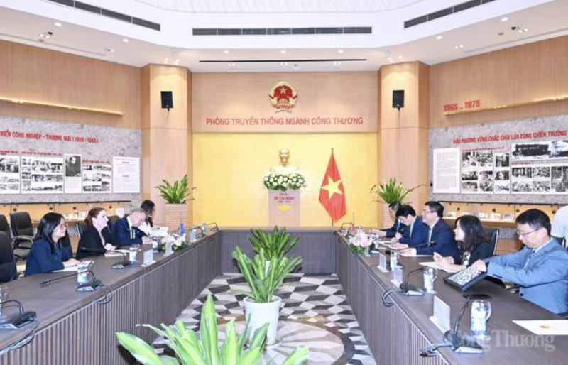Bộ trưởng Nguyễn Hồng Diên Ok88vip tỷ lệ kèo World Cup 2026 với Đại sứ New Zealand. Ảnh do phóng viên Liên Minh OK VIP Giải Trí Cá Cược World Cup 2026 chụp ngày 19/9/2025.