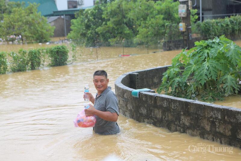 Người dân vui mừng khi nhận được đồ tiếp tế từ lục lượng chức năng.