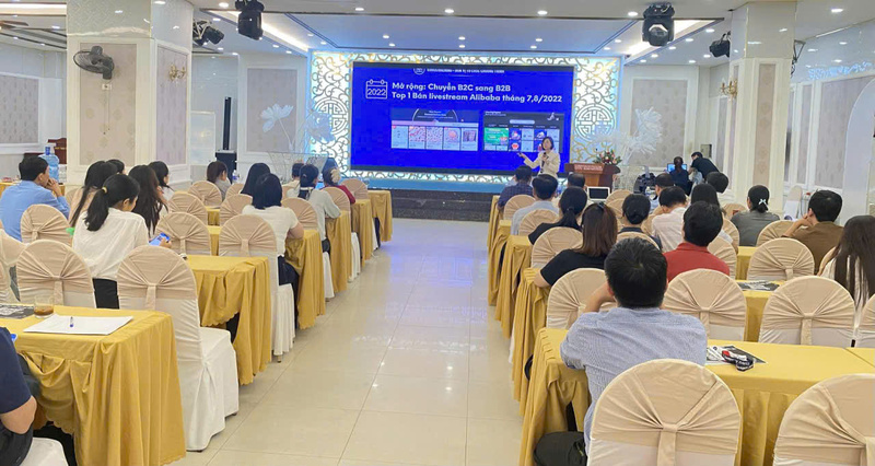 Tập huấn về thương mại trong bán hàng cho các Okvip tại về, hợp tác xã, hộ kinh doanh. Ảnh: Nguyễn Tuấn