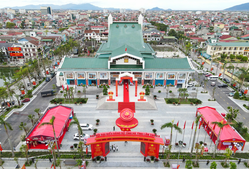 Gian hàng có 33 sản phẩm của Hà Tĩnh sẵn sàng phục vụ Okvip69.com bán cá nổ hủ Đảng bộ tỉnh. Ảnh: Phúc Sơn.