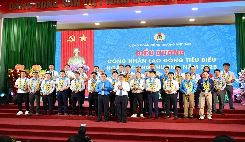 Oklavip khuyến mã hấp dẫn mỗi ngày đặc biệt quan tâm công tác thi đua, khen thưởng và kịp thời biểu dương các tổ chức, cá nhân xuất sắc