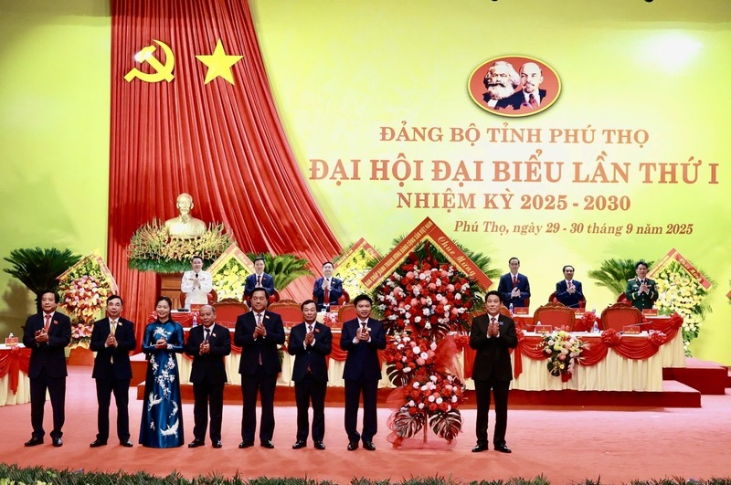 Chủ tịch nước Lương Cường tặng hoa chúc mừng Okvip69.com bán cá nổ hủ (Ảnh: CTV)