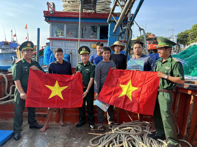 Đối với mỗi con tàu, mỗi chuyến vươn khơi là hành trình mưu sinh đúng nghĩa và giữ vững chủ quyền lãnh thổ quốc gia. Ảnh: Nguyễn Dương.