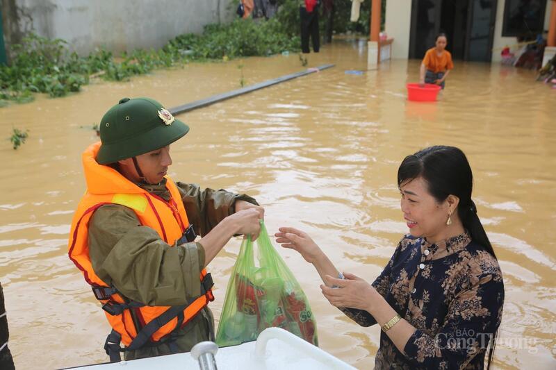 Nhu yếu phẩm tiếp tế thường là nước sạch, mỳ tôm, sữa...