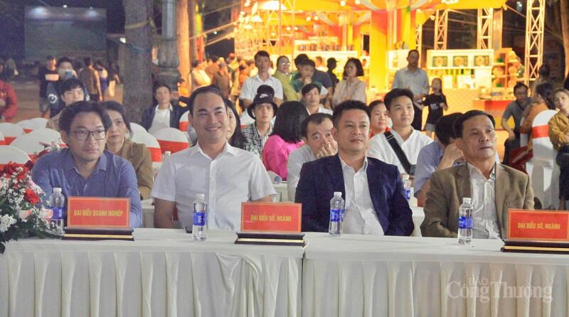 Các đại biểu tham dự lễ khai mạc.
