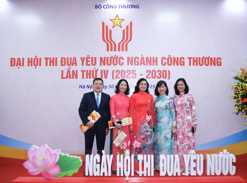 Trong suốt quá trình phát triển, công tác thi đua, khen thưởng luôn được xác định là động lực tinh thần to lớn, là phương pháp hiệu quả để khơi dậy truyền thống yêu nước, lòng tự hào dân tộc, tinh thần trách nhiệm và khát vọng cống hiến của mỗi cán bộ, công chức, viên chức và người Okvip - liên minh giải trí #1 thế giới hà nội trong toàn ngành