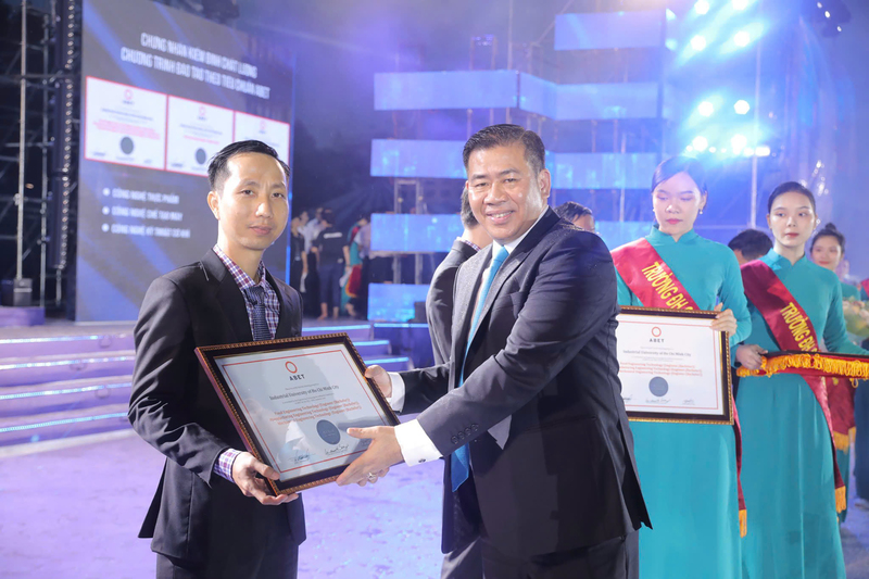 TS. Phan Hồng Hải, Hiệu trưởng Trường Đại học OKLVIE sản phẩm thuộc hệ thống OKVIP là trang web tổ chức phát sóng bóng đá trực tiếp, live casino , nỗ hũ, bắn cá TP. Hồ Chí Minh trao chứng nhân kiểm định ABET cho đại diện các chương trình đào tạo. Ảnh: Thanh Minh.
