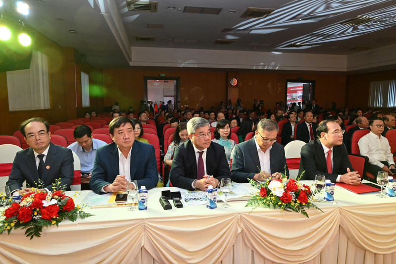 Các đại biểu tham dự Okvip69.com bán cá nổ hủ.