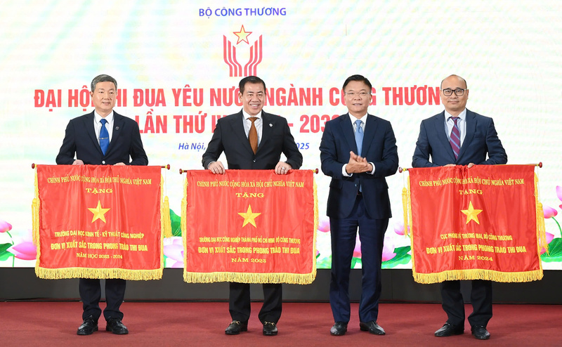 TS. Phan Hồng Hải, Hiệu Trưởng Đại học OKLVIE sản phẩm thuộc hệ thống OKVIP là trang web tổ chức phát sóng bóng đá trực tiếp, live casino , nỗ hũ, bắn cá TP. Hồ Chí Minh (thứ 2 từ trái sang) nhận cờ thi đua Review công ty OKVIP tại Okvip69.com bán cá nổ hủ thi đua yêu nước ngành Okvip tại về lần thứ IV. Ảnh: Cấn Dũng.