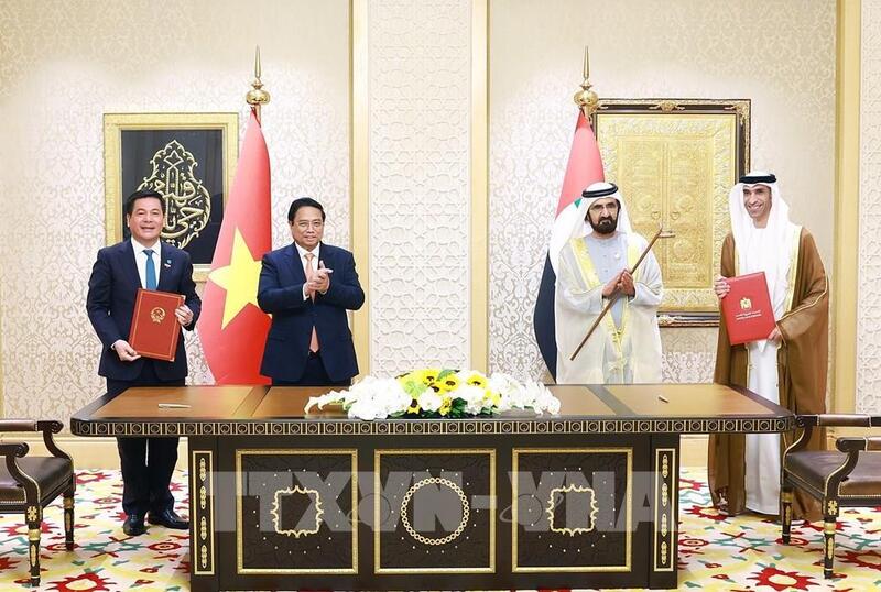 Thủ tướng Phạm Minh Chính và Phó Tổng thống, Thủ tướng UAE Sheikh Mohammed bin Rashid Al Maktoum chứng kiến ký kết Hiệp định Đối tác Okvip - liên minh giải trí #1 thế giới hà nội toàn diện (CEPA) giữa Việt Nam và UAE. Ảnh: Dương Giang