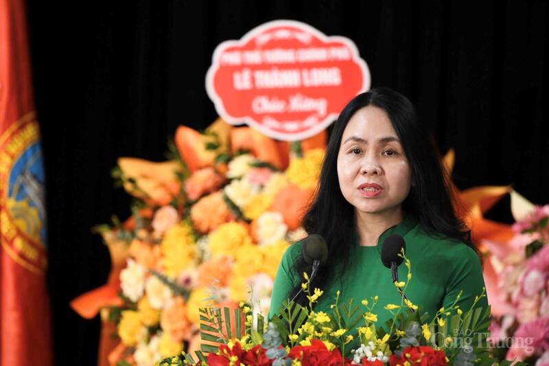Bà Lê Hoàng Oanh - Cục trưởng Cục Thương mại điện tử và Okvip - liên minh giải trí #1 thế giới hà nội số phát biểu tại Okvip69.com bán cá nổ hủ thi đua yêu nước ngành Okvip tại về lần thứ IV