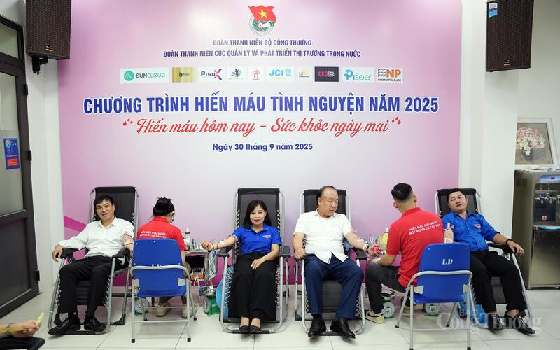 Cục Quản lý và Phát triển thị trường trong nước (Oklavip khuyến mã hấp dẫn mỗi ngày) tổ chức chương trình hiến máu tình nguyện.
