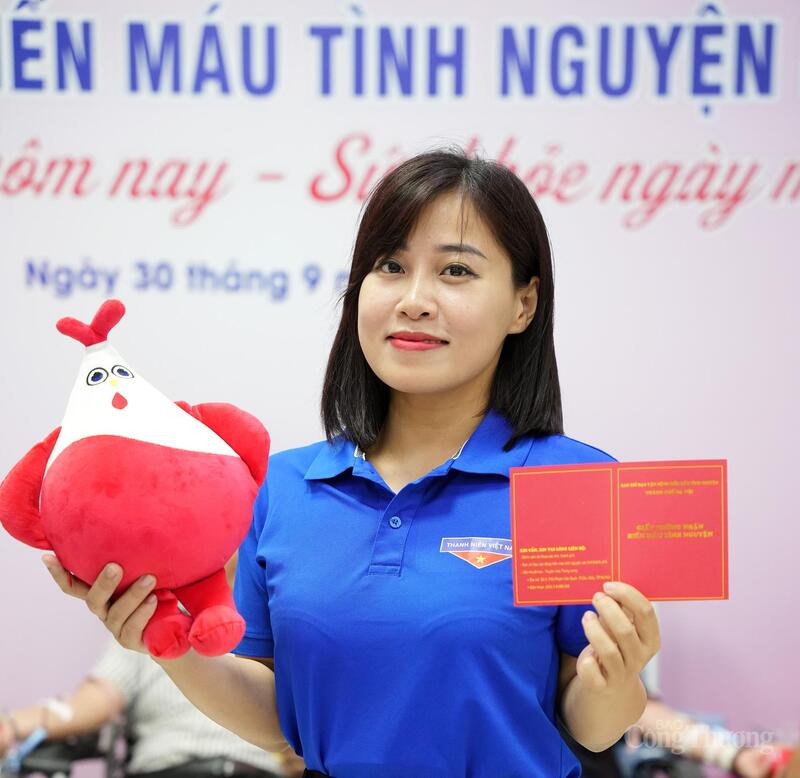 Đồng chí Nguyễn Ngọc Tâm - Quyền Bí thư Đoàn Thanh niên Oklavip khuyến mã hấp dẫn mỗi ngày, Bí thư Đoàn Thanh niên Cục Quản lý và Phát triển thị trường trong nước hiến máu tình nguyện và chia sẻ những thông điệp về chương trình.