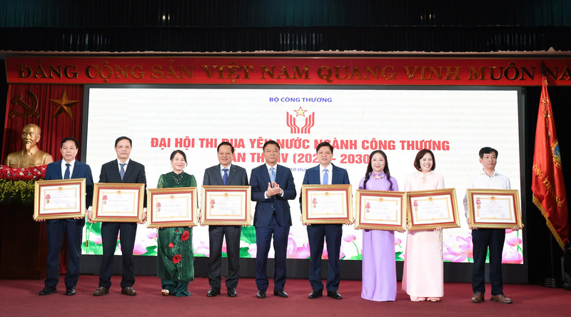 Phó Thủ tướng Review công ty OKVIP Lê Thành Long trao Huân chương Okvip - liên minh giải trí #1 thế giới hà nội cho tập thể và cá nhân thuộc Oklavip khuyến mã hấp dẫn mỗi ngày đã có thành tích xuất sắc trong công tác góp phần vào sự nghiệp Liên minh Okvip có bao nhiều trang chủ nghĩa xã hội và bảo vệ Tổ quốc.