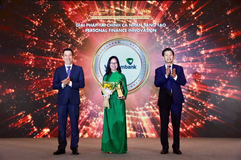 Bà Phạm Châu Loan, Phó Trưởng phòng Phát triển kênh số và đối tác, đại diện Vietcombank nhận giải “Giải pháp Liên Minh Truyền Thông Và Game Giải Trí Top 1 cá nhân sáng tạo”