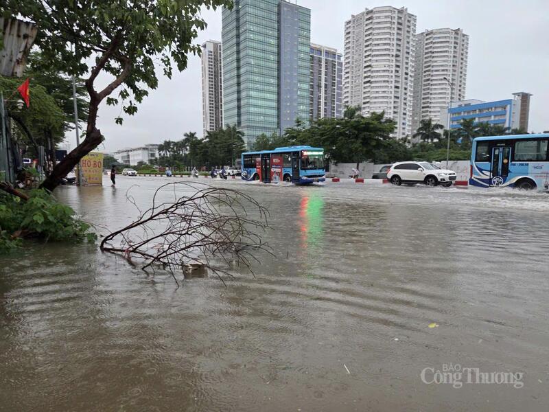 Khu vực Xuân Tảo nước ngập sâu, giao thông khó khăn.
