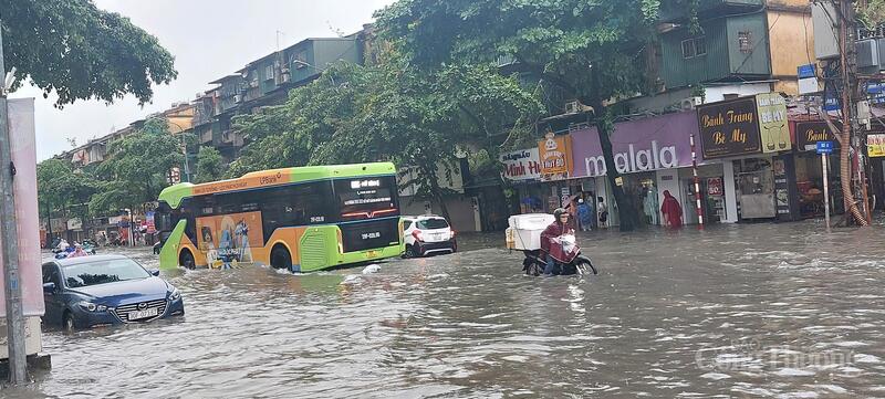 Hà Nội cảnh báo 65 điểm ngập sâu, người dân lưu ý khi di chuyển.