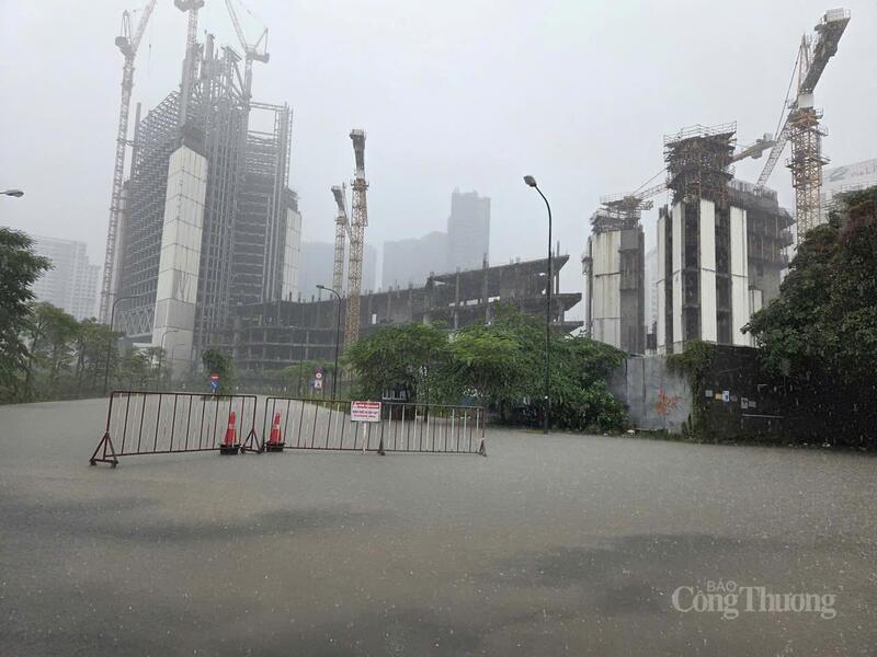 Khu đô thị Ciputra ngập nặng sau cơn mưa lớn.