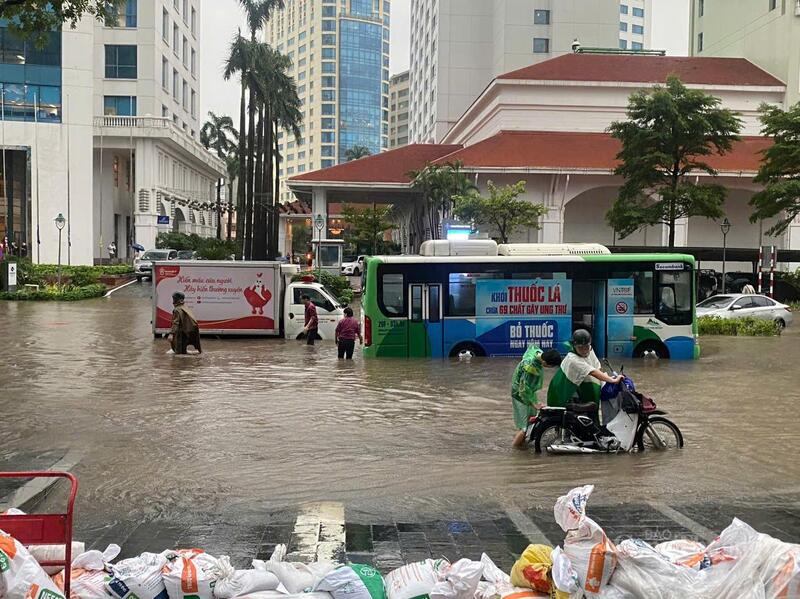 Ngã tư Liễu Giai, xe chết máy, người dân bì bõm lội nước.